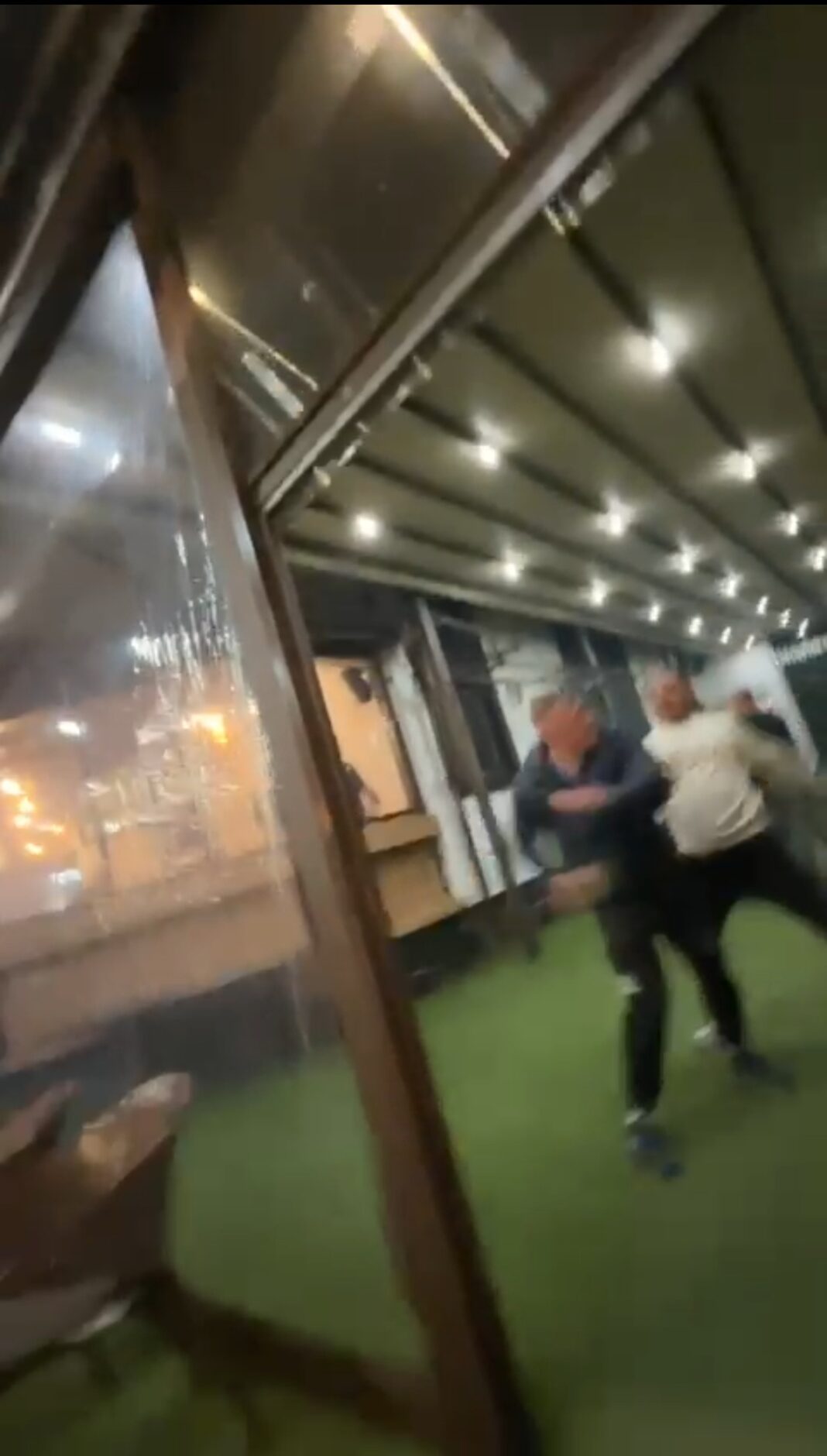 Bătaie la Câmpia Turzii – o persoana înjunghiată, o persoană împușcată de polițiști Bătaie la Câmpia Turzii – o persoana înjunghiată, o persoană împușcată de polițiști